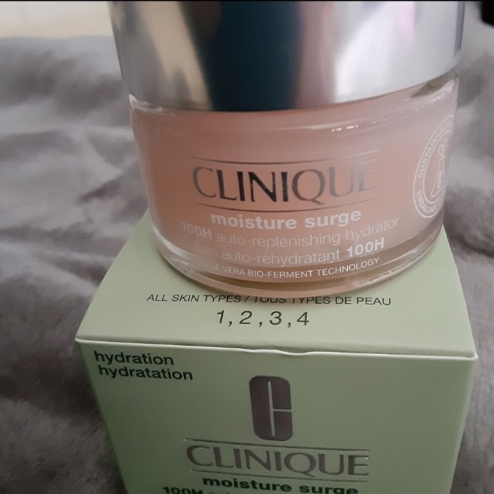 NWB Clinique moisture surge, w/box 1 oz/30ml Never used jar never opened - Picture 2 of 2